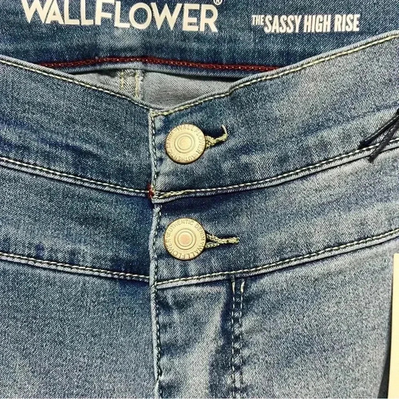 Wallflower Jean Shorts Sassy High Rise Shorty Shorts Size 22 NWT
A2 - Picture 7 of 7